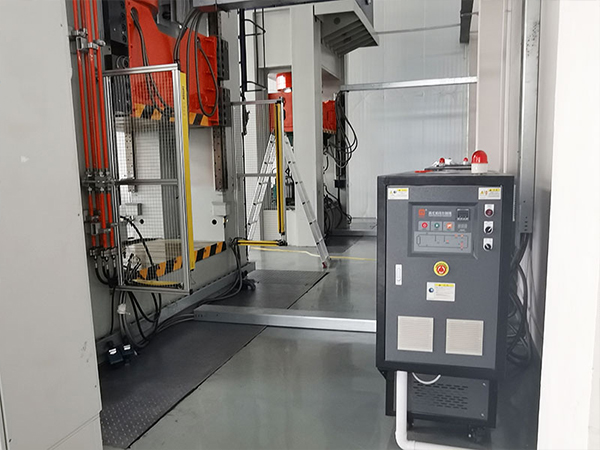 SMC復(fù)合材料模壓電池包殼體生產(chǎn)，選擇SMC模溫機(jī)